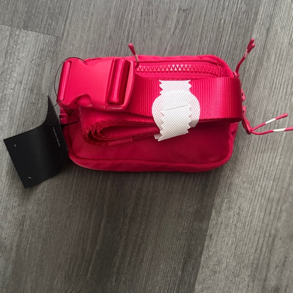 Fabletics Raspberry Fizz MINI Belt Bag BNWT - Picture 3 of 8